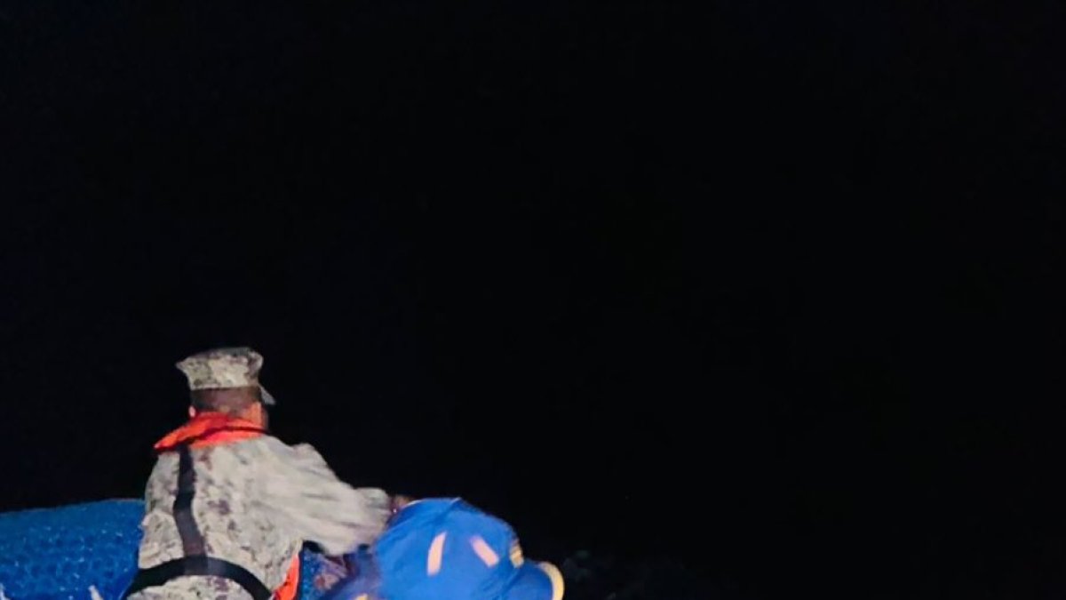 Dos turistas que realizaban actividades deportivas en kayak fueron rescatados.