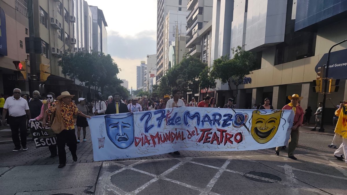 Más de 400 artistas recorrieron el centro de Guayaquil para conmemorar el Día Mundial del Teatro y denunciar la falta de apoyo estatal y garantías laborales para el sector cultural.