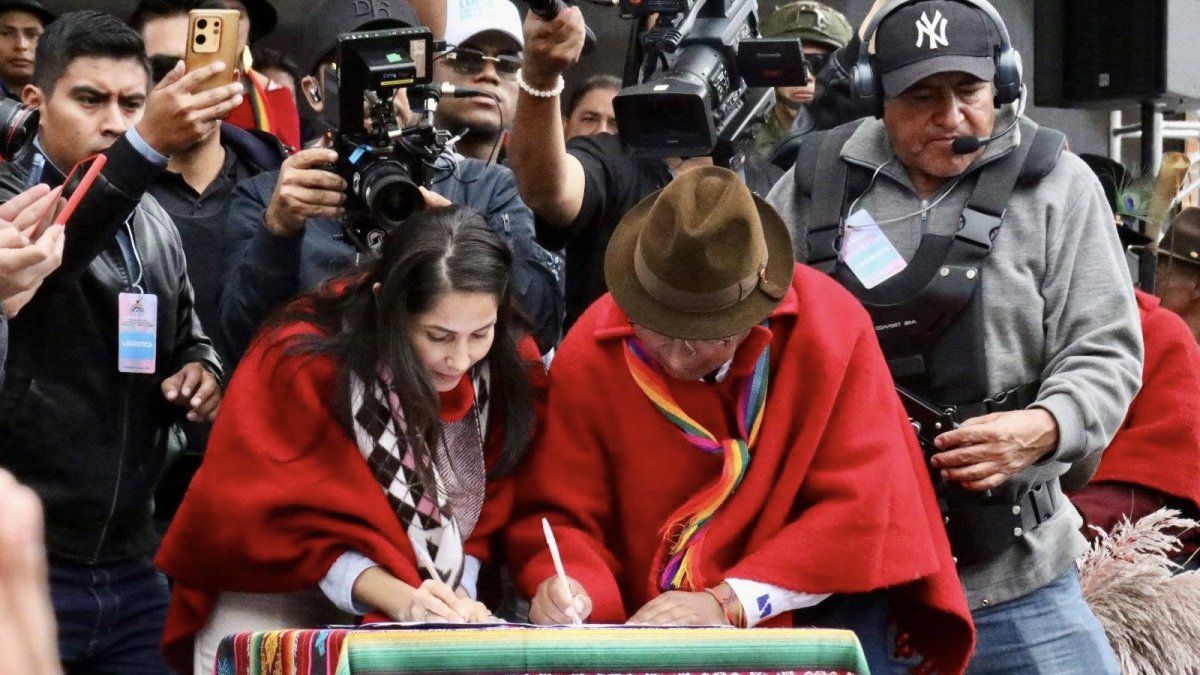 Luisa González y Guillermo Churuchumbi en Tixán, en la unión con Pachakutik, el 30 de marzo de 2025.
