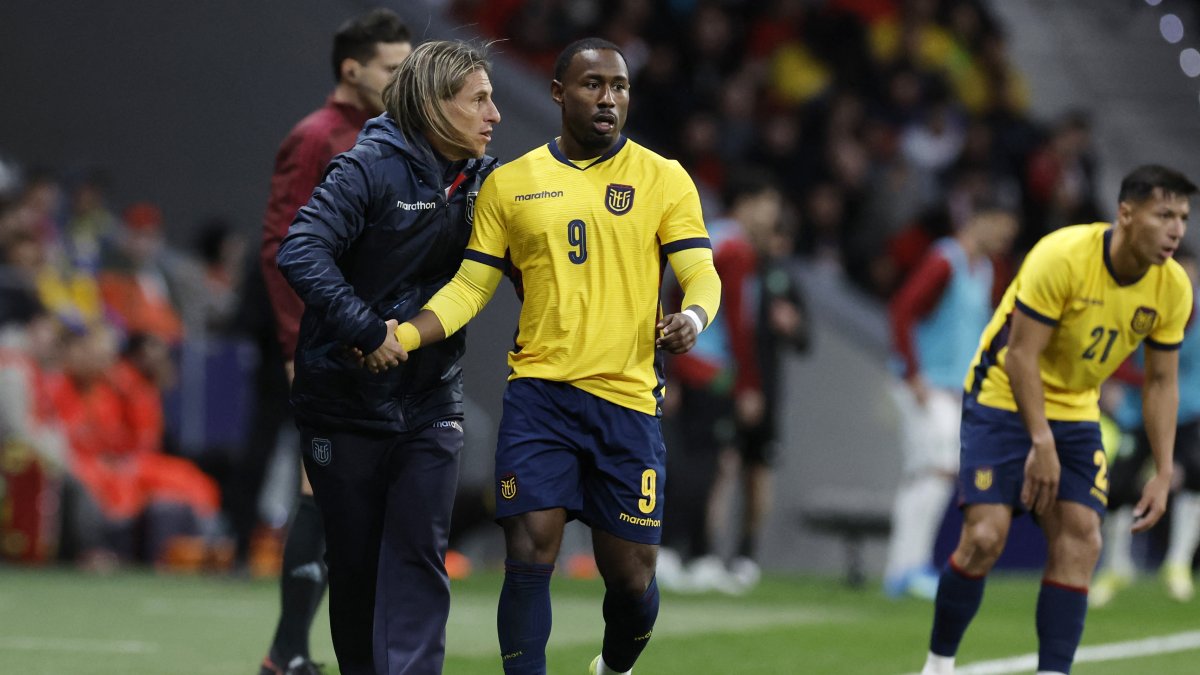 Sebastián Beccacece le da indicaciones a John Yeboah en el partido entre Ecuador ante Marruecos.
