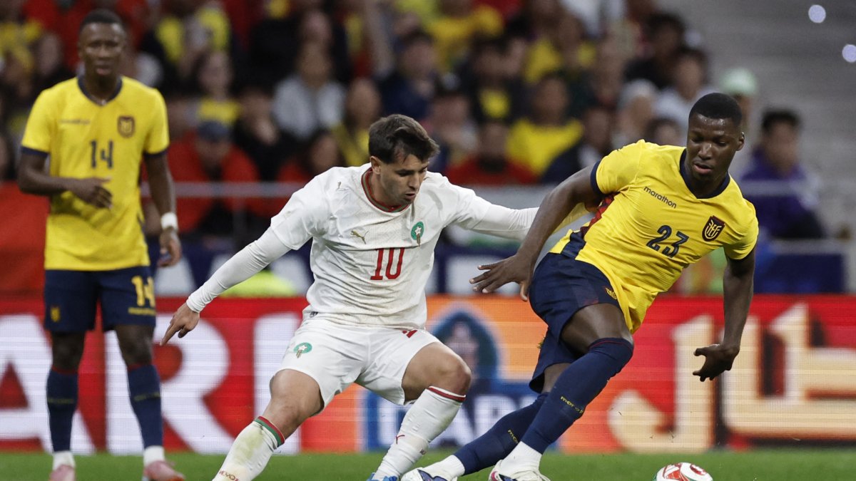 Moisés Caicedo (d) fue uno de los más destacados de Ecuador ante Marruecos.