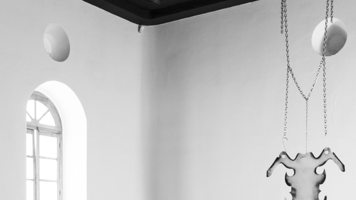 La artista, nacida en Quito en 1990, ha desarrollado una práctica artística centrada en la transformación de los materiales.