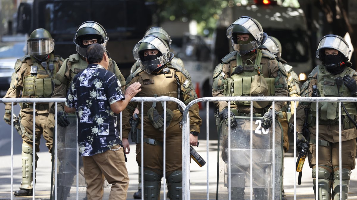 Carabineros de Chile resguardan las calles. Hubo protestas esta semana por acciones de Kast.