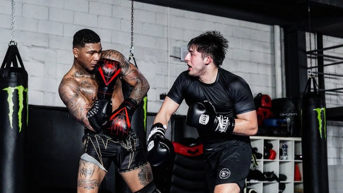 El peleador ecuatoriano Michael Morales (i) entrena en Tijuana, México.