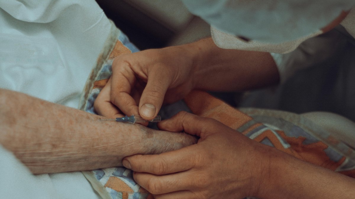 El debate sobre la eutanasia en Ecuador plantea la necesidad de controles médicos, éticos y legales para garantizar decisiones centradas en el paciente.