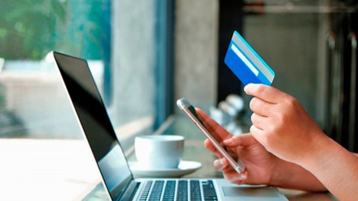 Una persona hace compras en una tienda virtual.