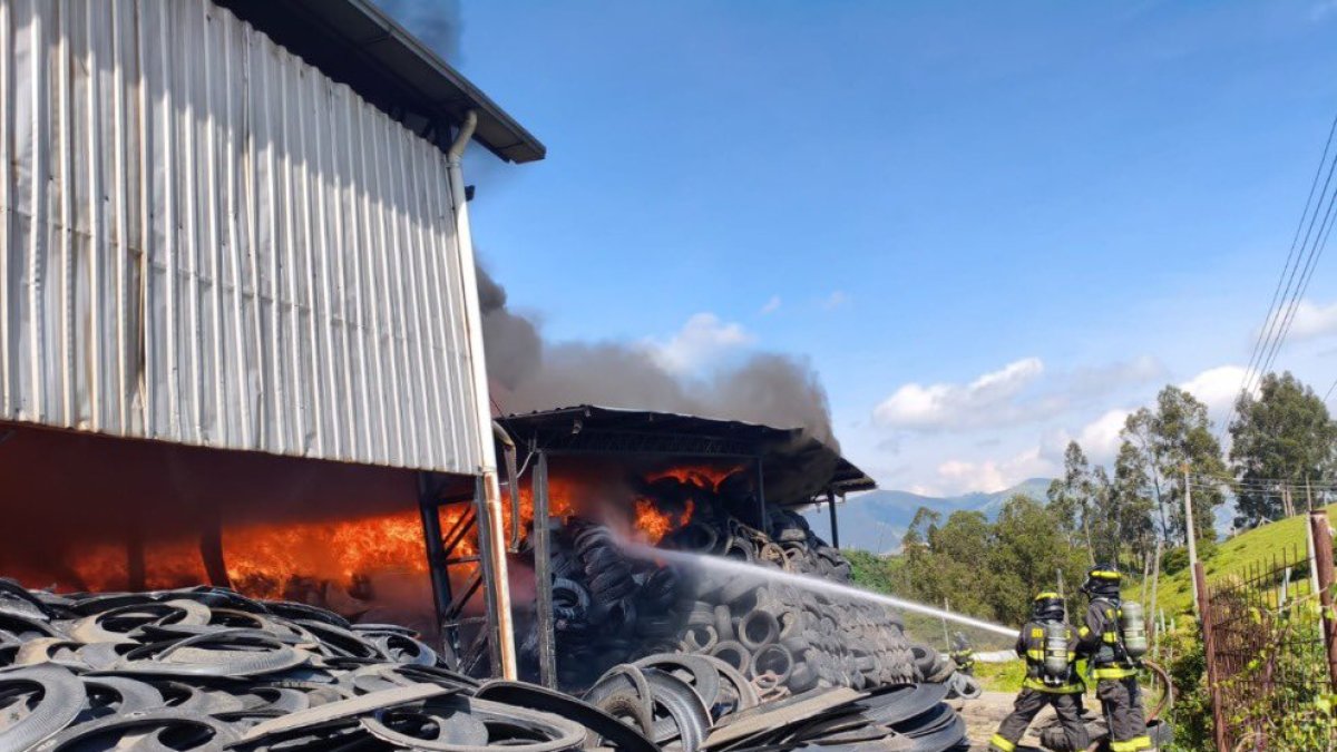 Incendio en recicladora de neumáticos movilizó a más de 25 bomberos en el oriente de Quito.