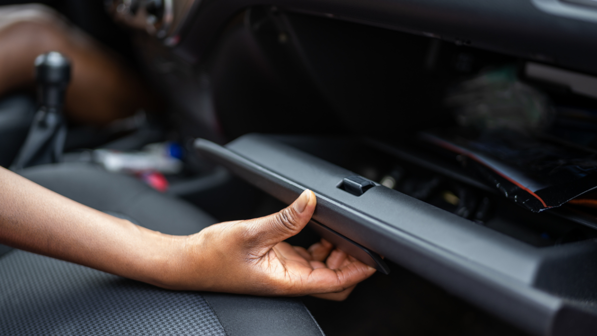 Imagen referencial. Un ciudadano revisa documentos en el vehículo, en el marco del proceso de matriculación vehicular de marzo 2026 para placas terminadas en 2.