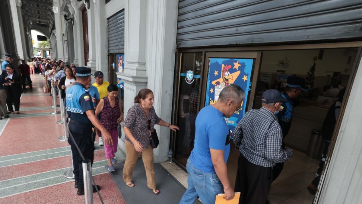Decenas de guayaquileños acudieron al Palacio Municipal para pagar los impuestos prediales.