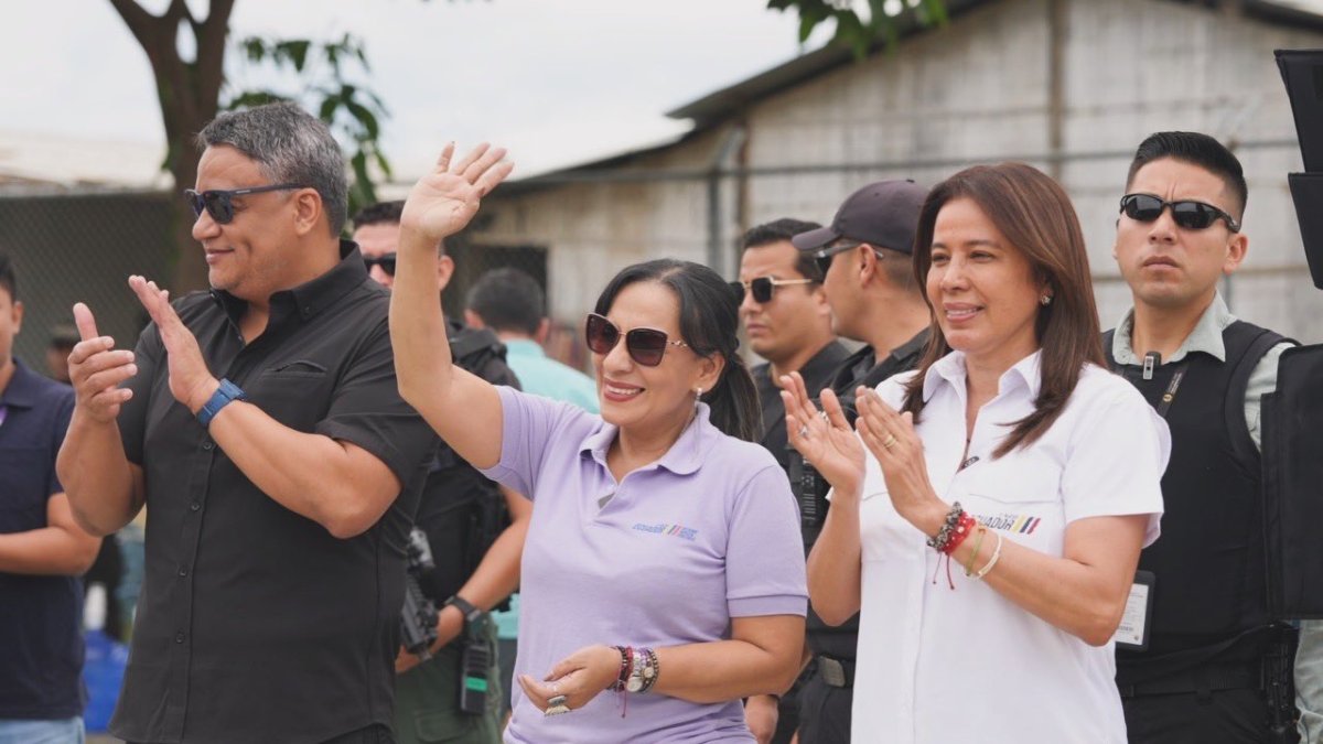 Vivienda colapsó en La Unión durante la jornada de ayuda encabezada por Zaida Rovira y Cynthia Gellibert.