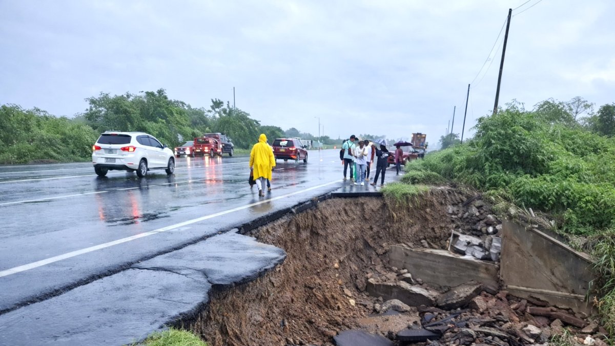 La vía Santa Elena - Guayaquil muestra daños debido al torrencial temporal de lluvias