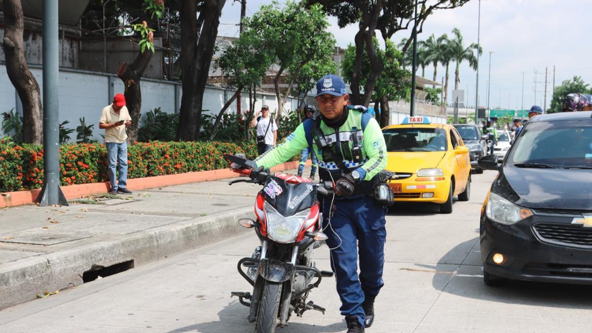 Un agente de tránsito traslada un motocicleta retenida en la avenida Pedro Menéndez Gilbert, este martes 3 de marzo.