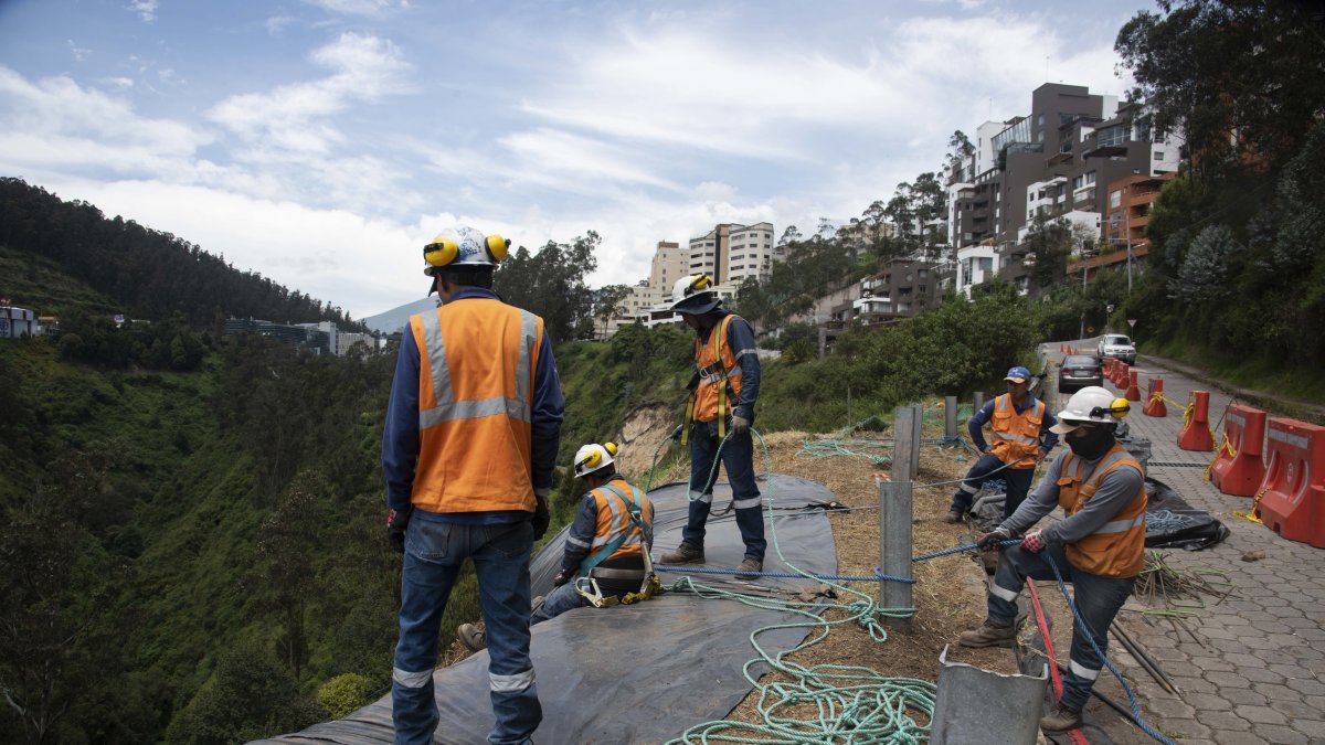 Los trabajos de mitigación incluyen el derrocamiento de material inestable, el perfilado del talud, el retiro de escombros y vegetación.