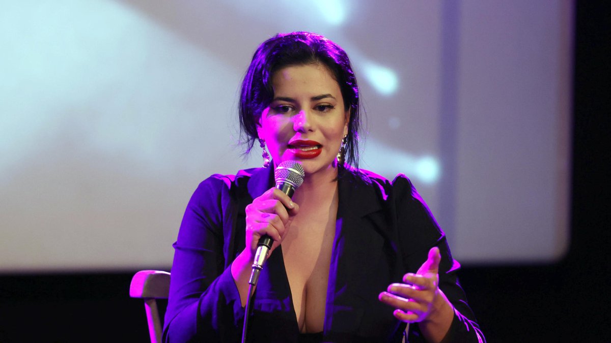 La creadora de contenido para adultos Amaranta Hank hablando durante la presentación del festival de Arte Erótico, en Bogotá (Colombia).