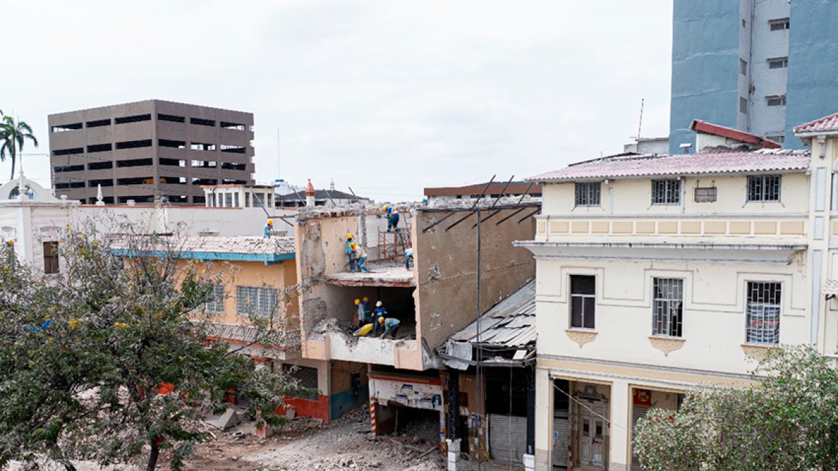 Ciudadanos iraníes se encuentran dentro de su edificio residencial dañado en el sur de Teherán, el 15 de marzo de 2026.