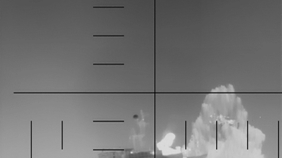 Foto tomada de la cuenta oficial en X del Departamento de Guerra de los Estados Unidos @DeptofWar donde se muestra el hundimiento de un buque de guerra iraní por parte de un submarino estadounidense.