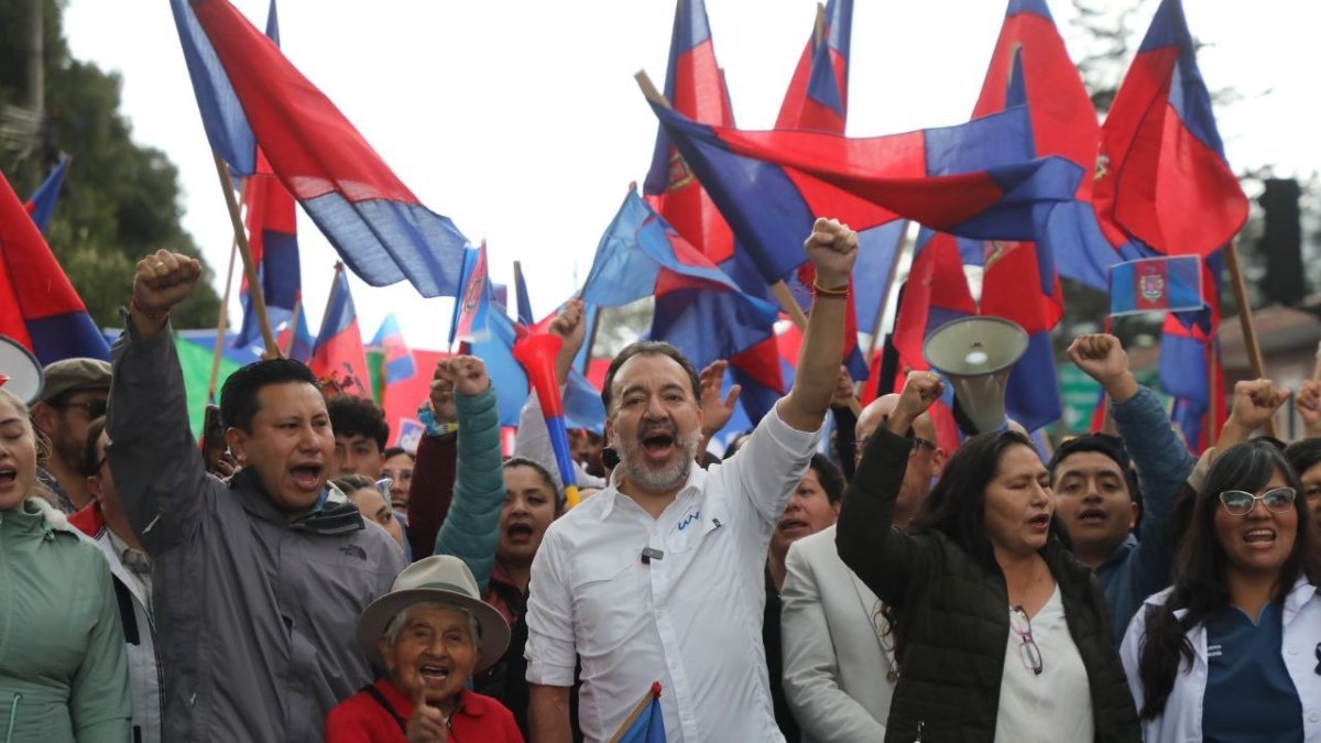 Con apoyo multitudinario, el alcalde Pabel Muñoz encabezó una marcha hacia la Corte Constitucional para presentar la demanda contra las reformas al COOTAD.