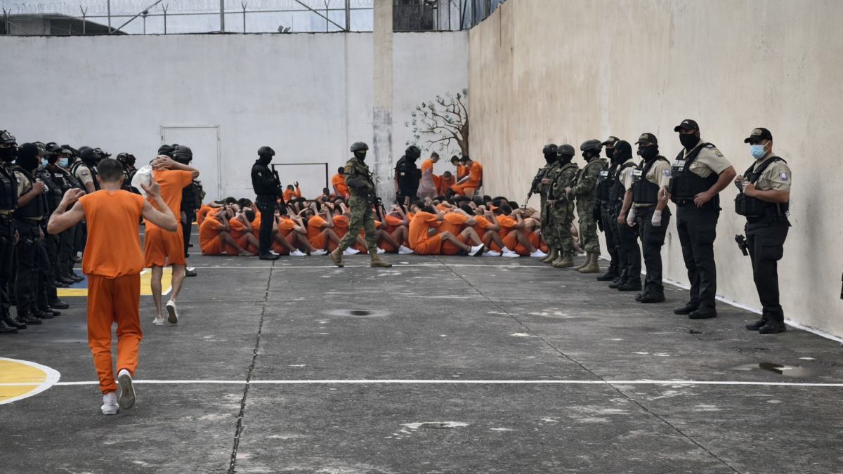 Militares y policías realizan un operativo de control en el Centro de Privación de Libertad de Machala, tras el atentado con explosivos registrado en el interior del penal.
