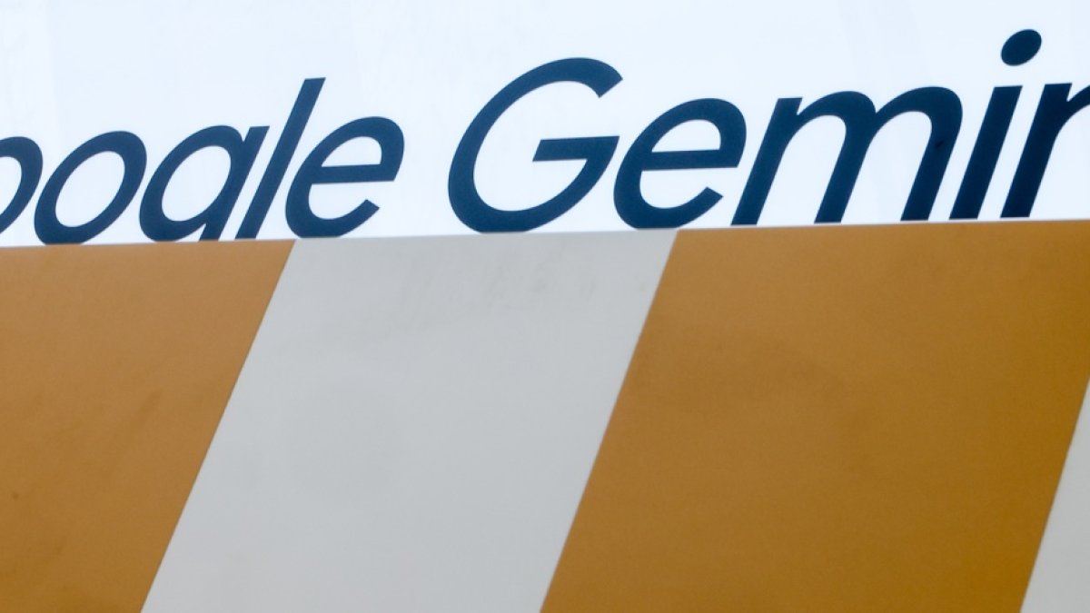 Un cartel de Google Gemini durante la inauguración del Centro de IA de Google en Berlín, Alemania.