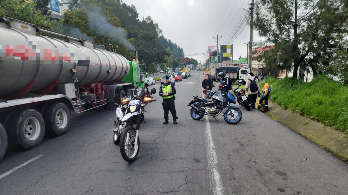 Accidente de tránsito en la av. Simón Bolívar deja una persona herida y provoca cierre parcial de carril.