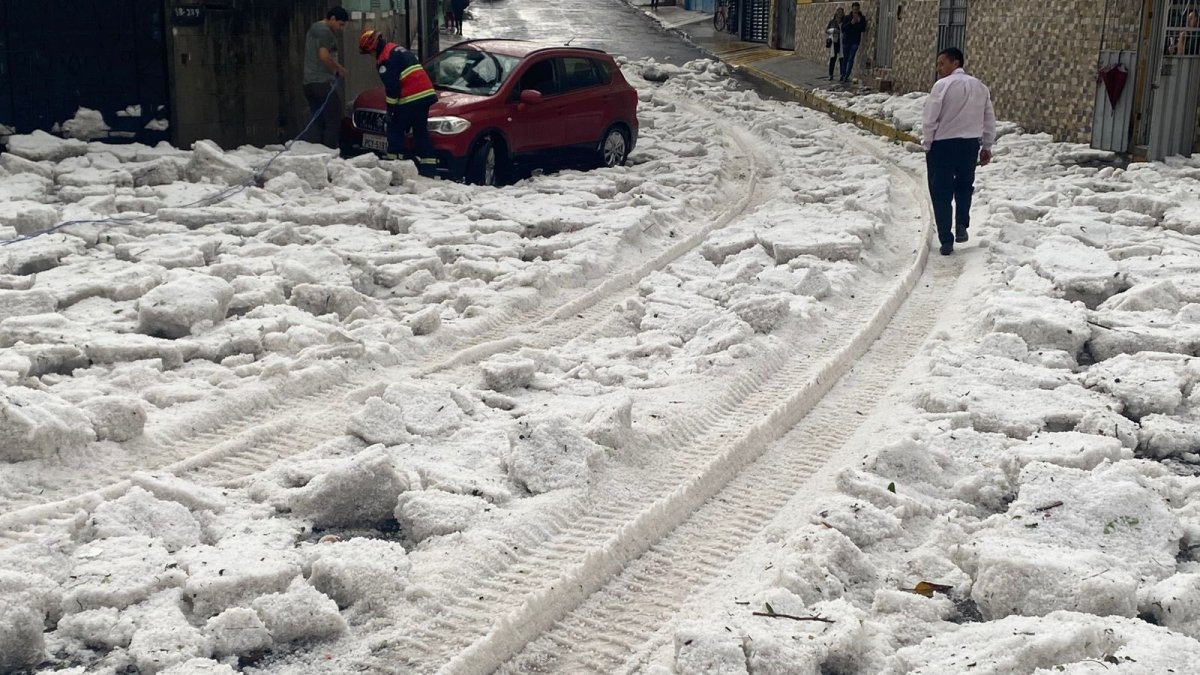 Lluvia con granizo y tormentas eléctricas afectó la movilidad en el centro y sur de Quito.