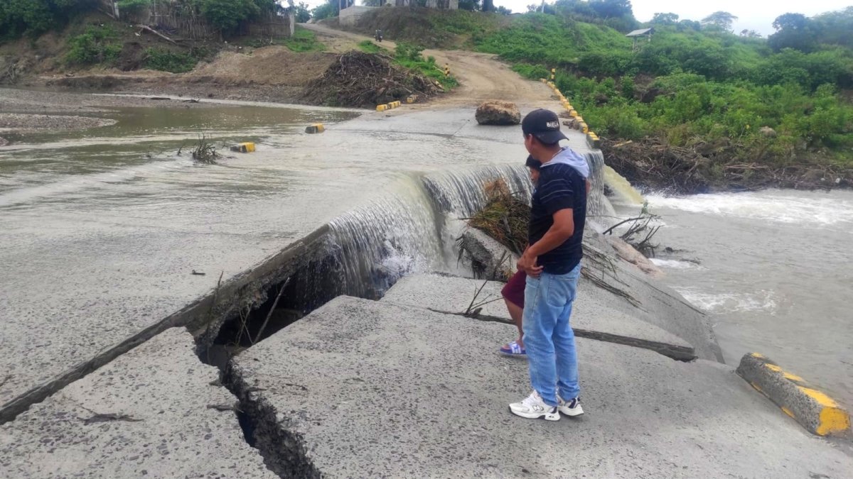 La crecida del río afectó al puente hacia la comuna Salanguillo.