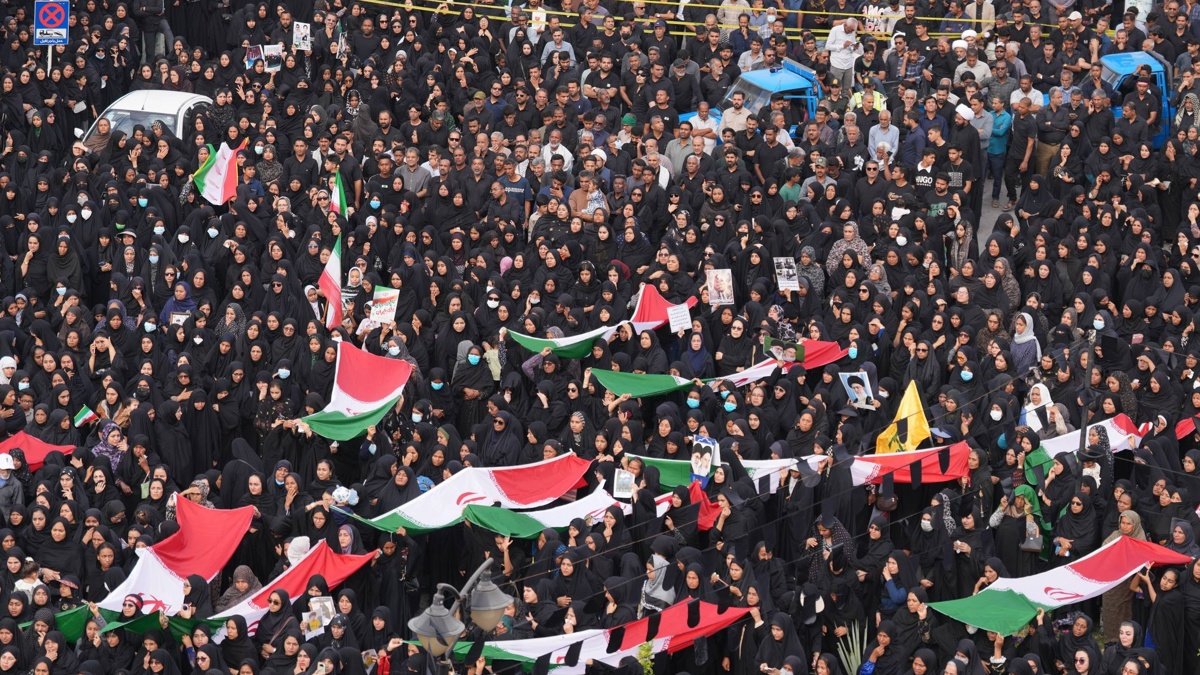 Una imagen facilitada por el Departamento de Prensa Extranjera de Irán muestra a iraníes participando en el funeral de las víctimas de un ataque aéreo contra una escuela de niñas en la ciudad de Minab, en el sur de Irán.