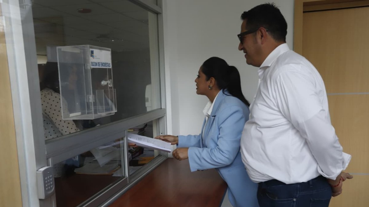 La prefecta de Pichincha, Paola Pabón, presentó la demanda de inconstitucionalidad en contra de la reforma al Cootad, en la sede de la CC, en Quito.