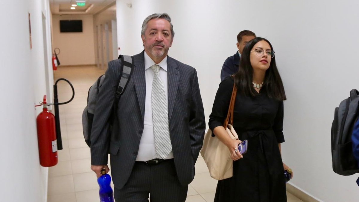 El alcalde de Guayaquil, Aquiles Álvarez, asistió a la audiencia de juicio de forma telemática; mientras que su abogado, Ramiro García acudió al Complejo Judicial en Quito.