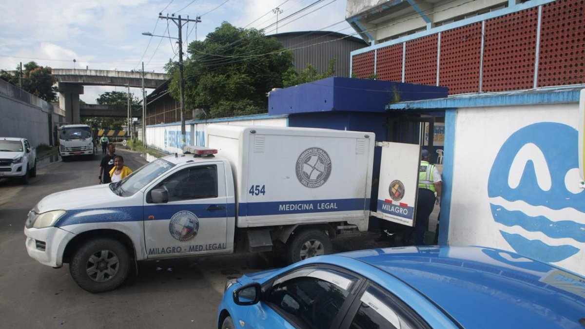 Personal de Medicina Legal retiró los cuerpos de las víctimas, la mañana de este domingo 8 de marzo.
