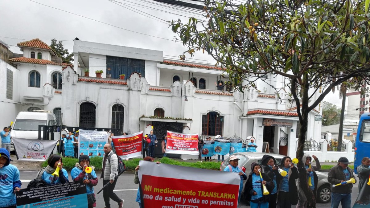 Familiares de pacientes con distrofia realizaron un plantón para exigir el cumplimiento de la sentencia.