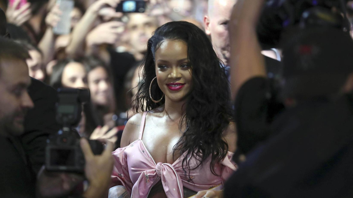 Rihanna, en una aparición pública previa. Su residencia en California fue blanco de un ataque armado que derivó en la detención de una mujer.