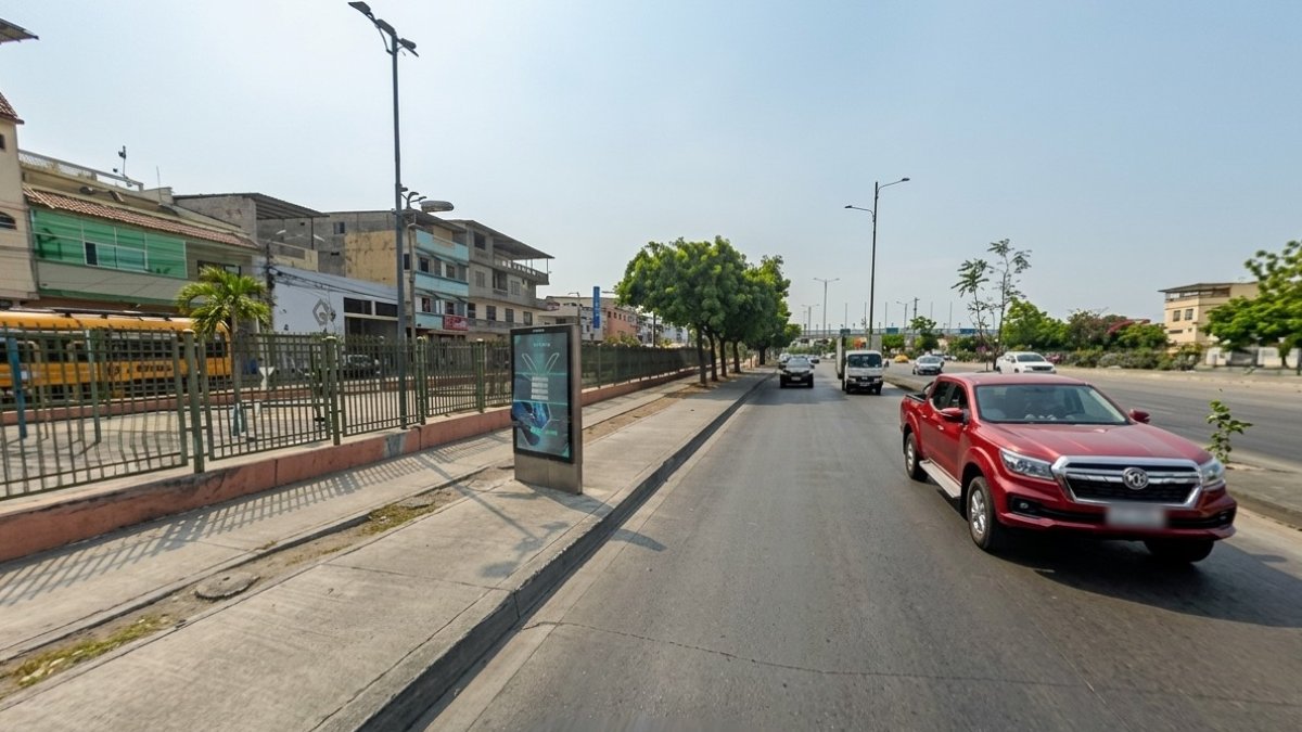 En este punto del carril de servicio de la avenida Narcisa de Jesús, en sentido Terminal Terrestre - Pascuales, se harán los trabajos de inspección de tuberías.