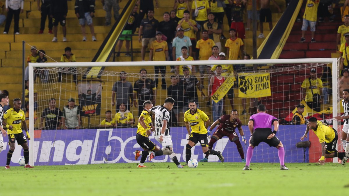 Barcelona abrió el marcador contra Botagofo con gol de Héctor Villalba en el estadio Monumental.