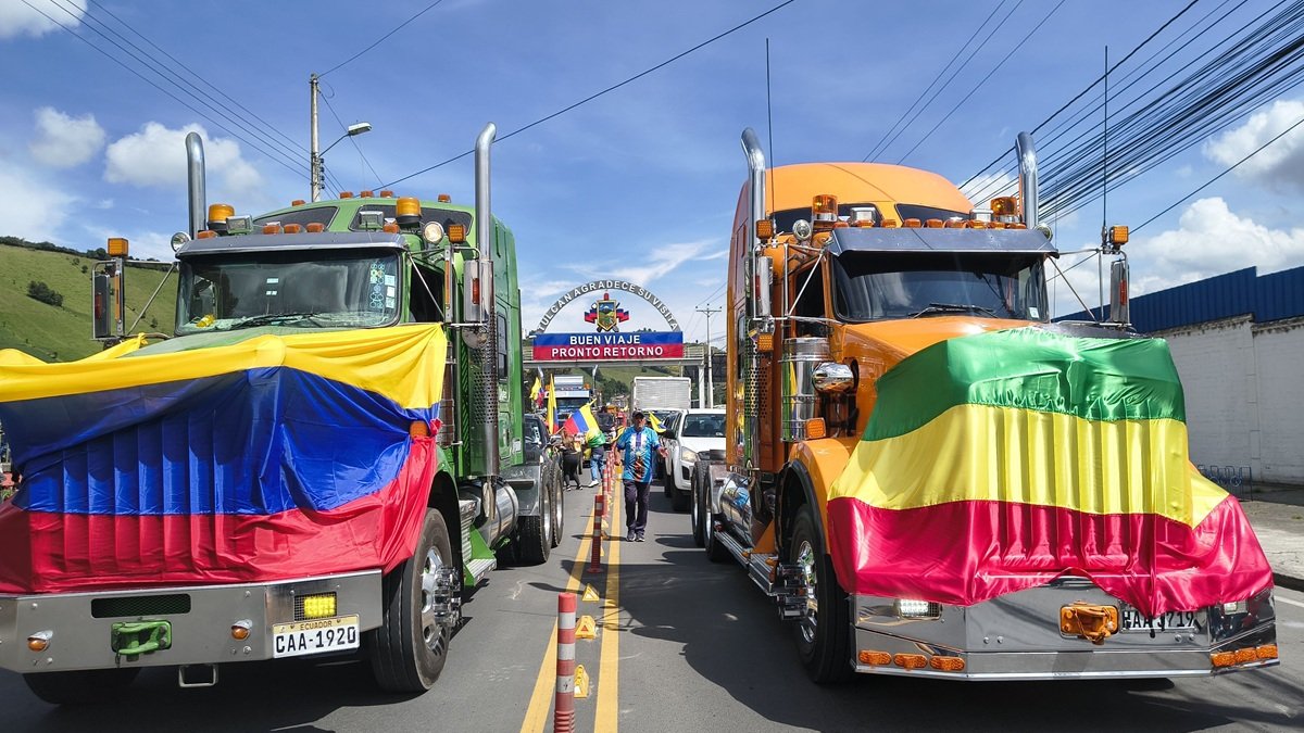 Decenas de transportistas pesados recorrieron 60 kilómetros, como medida de protesta.