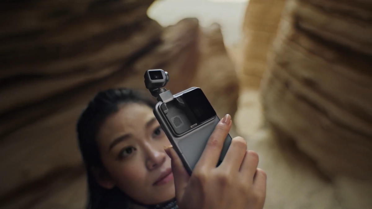 El Honor Robot Phone puede seguir al usuario, estabilizar la cámara y reaccionar físicamente al entorno gracias a su sistema de inteligencia artificial corpórea.