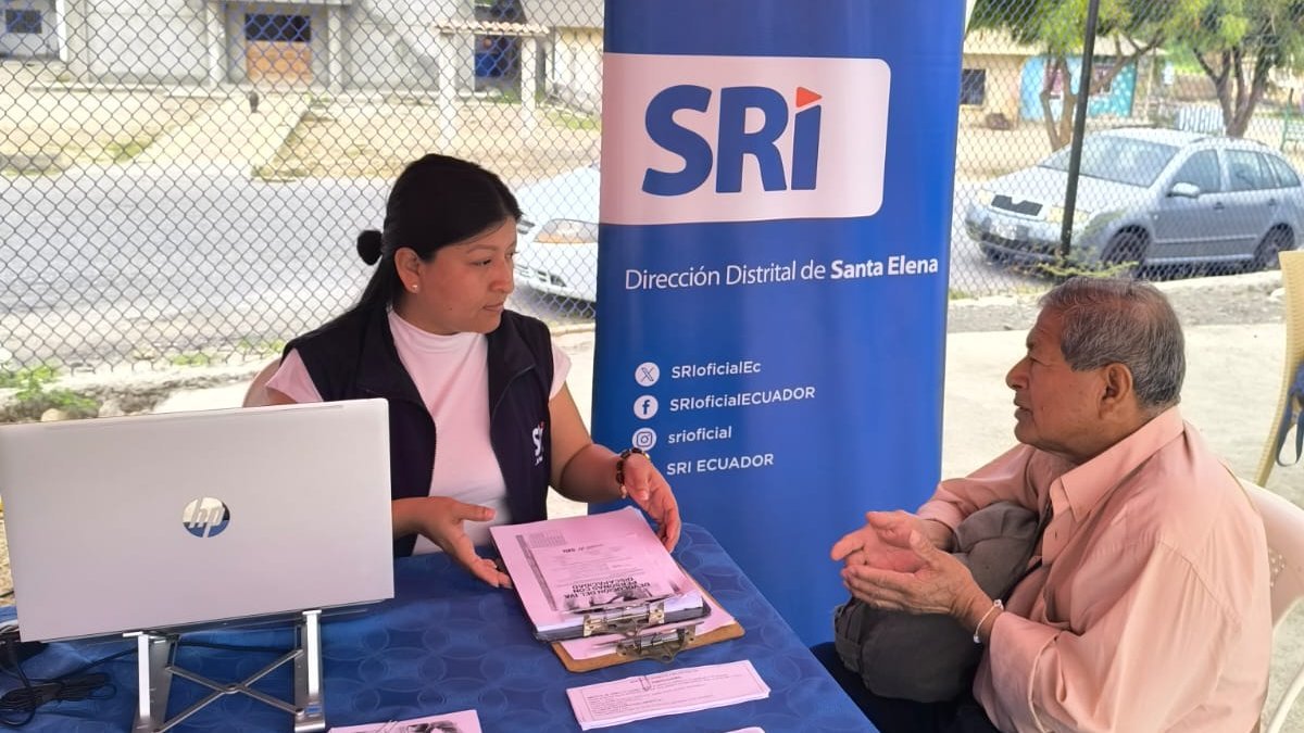 Un ciudadano es asesorado sobre un trámite en el Servicio de Rentas Internas.