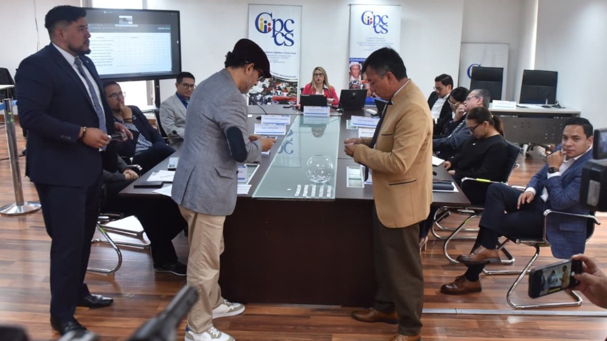 Los 75 expedientes de los postulantes al concurso de selección del nuevo fiscal fueron distribuidos entre 9 integrantes de la comisión, luego de la renuncia de uno de sus miembros.