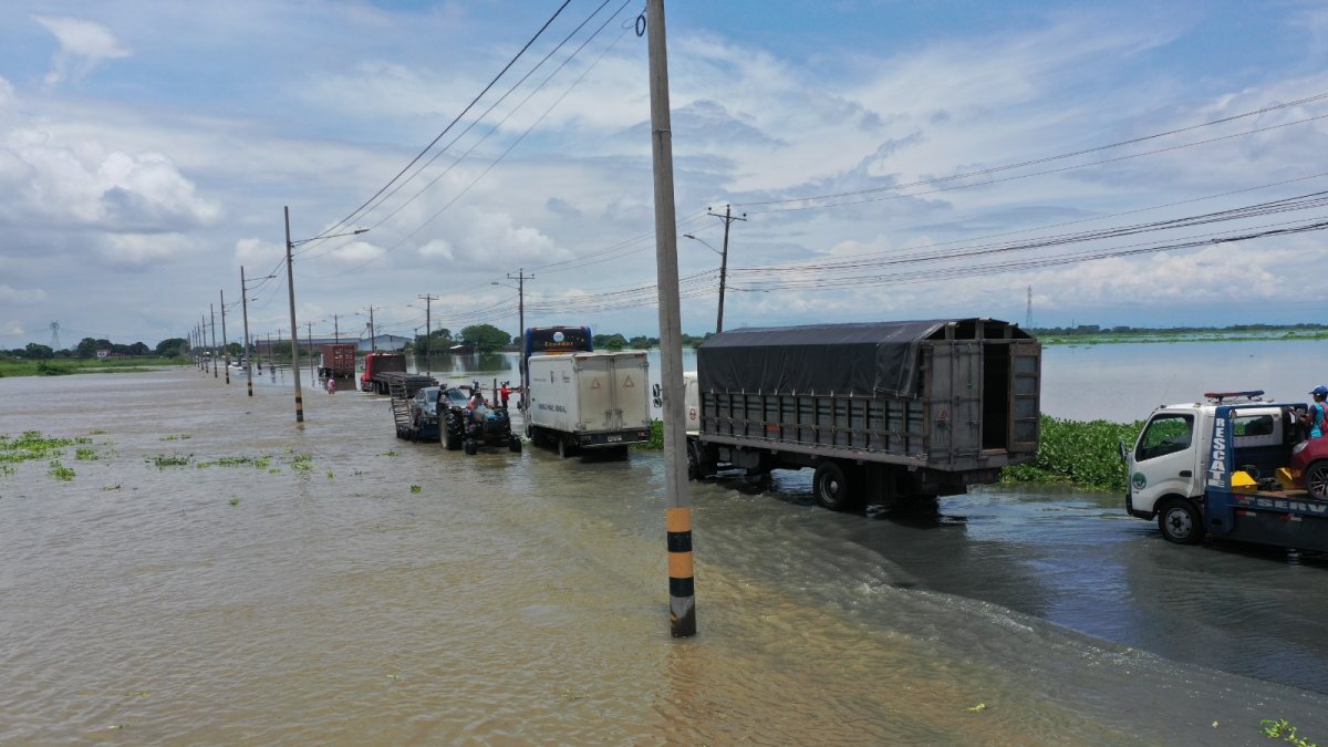 1. Problemas. Muchos vehículos quedan dañados y otros optan por pagar hasta $30 a las grúas para atravesar la zona más anegada de la carretera. Personas también guían a los carros, por $1 o $2.