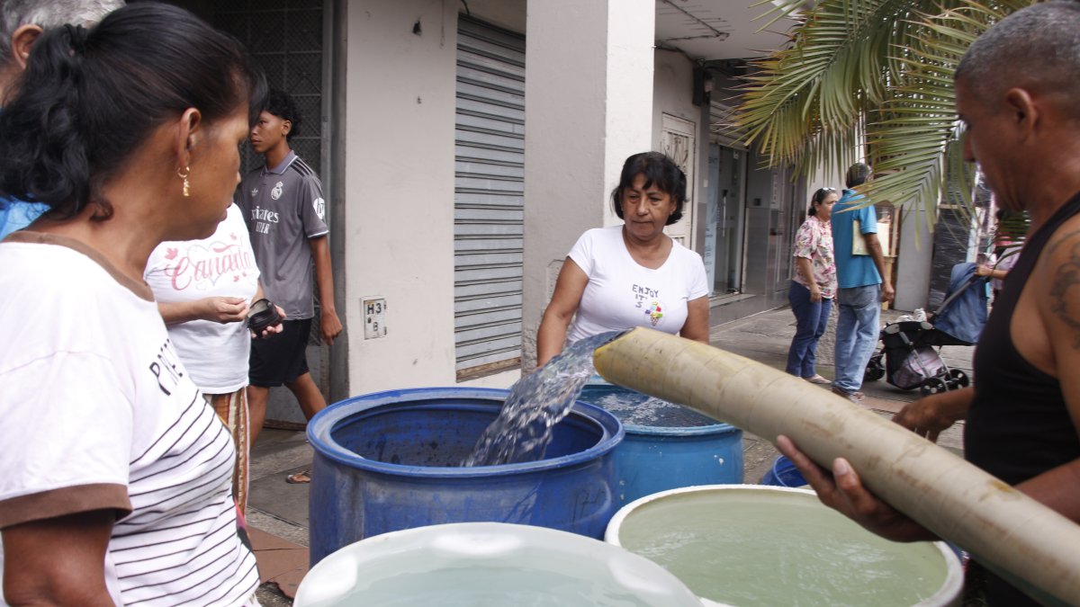 Ciudadanos se abastecen con tanqueros.