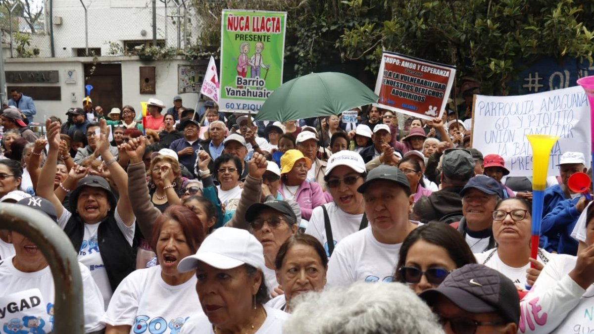Los adultos mayores de distintos barrios de Quito realizaron una movilización para pedir a la Corte que tramite con celeridad las demandas de inconstitucionalidad contra la reforma al Cootad.