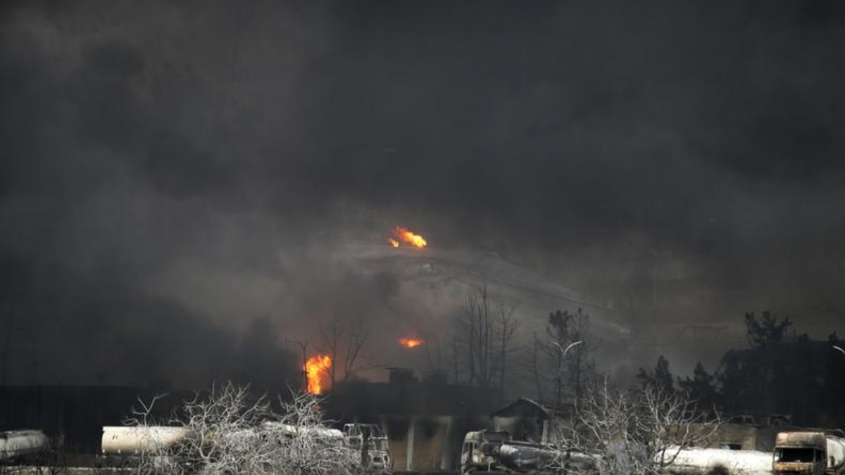 El fenómeno se produjo tras ataques a refinerías y depósitos de petróleo que liberaron grandes cantidades de hidrocarburos tóxicos en la atmósfera.