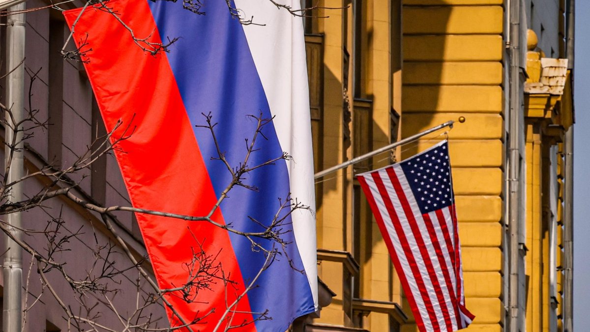Banderas rusas y estadounidenses cuelgan en el edificio principal de la Embajada de Estados Unidos en Moscú, Rusia, el 12 de marzo de 2026.