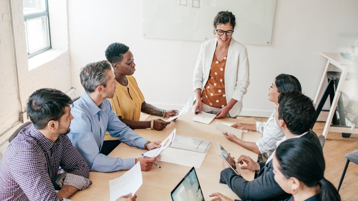 La incorporación de la inteligencia artificial en el ámbito empresarial está redefiniendo la forma en que las organizaciones gestionan el talento.