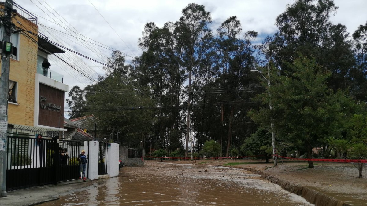 Zonas residenciales que se encuentran cercanas al río Yanuncay han sido afectadas por la creciente y desbordamiento.