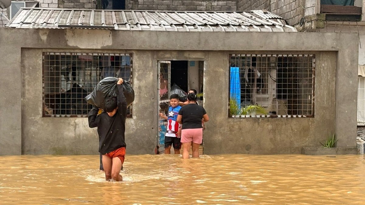 Ciudadanos en Babahoyo abandonaron sus viviendas por el nivel del agua, este jueves 12 de marzo.