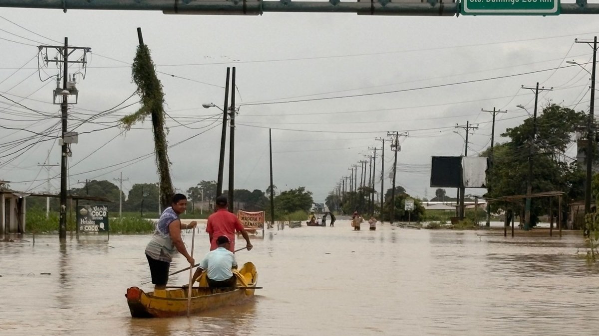 En la vía Babahoyo-San Juan, los vecinos se movilizaron en canoas. Esta es la realidad que enfrentan varias provincias en la actualidad.