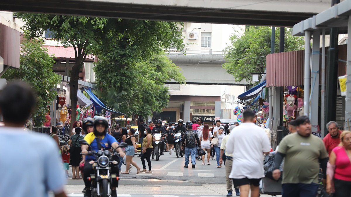 Comerciantes señalan que son pocos los agentes policiales custodiando la Bahía de Guayaquil.