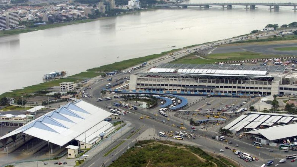 Guayaquil ajusta horarios de terminales por toque de queda en Guayas.