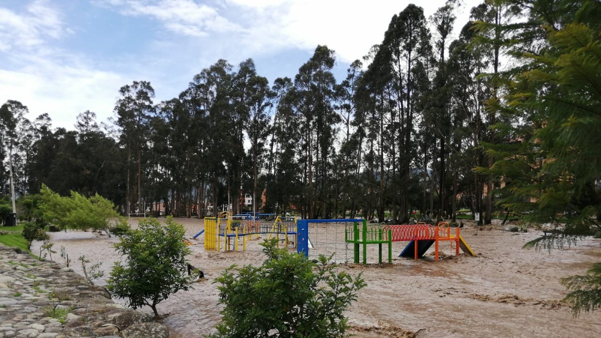 El río Yanuncay cubrío por completo el parque lineal de la ciudadela Los Cantones.